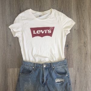 White Levi’s T-shirt